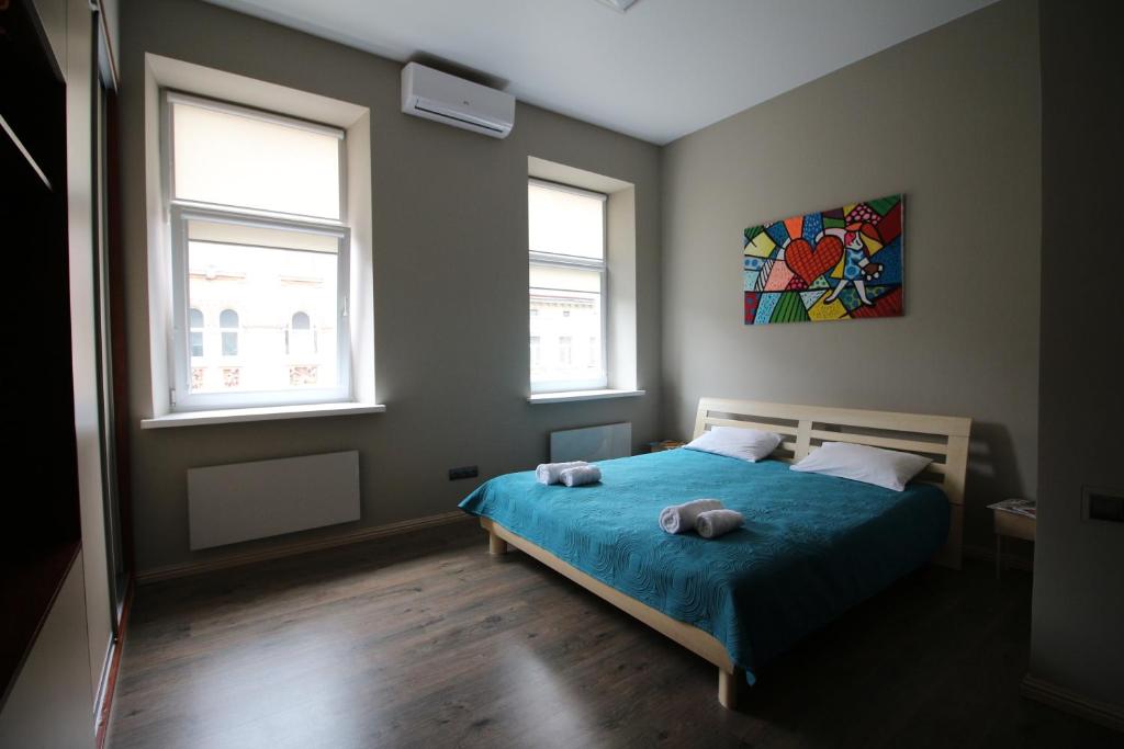 sypialnia z łóżkiem z 2 poduszkami w obiekcie Cosy Apartment on Horodotska 86 w Lwowie