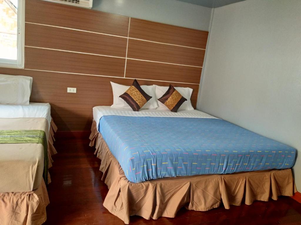pokój z 2 łóżkami w pokoju w obiekcie Phi Phi Coralbay w Ko Phi Phi