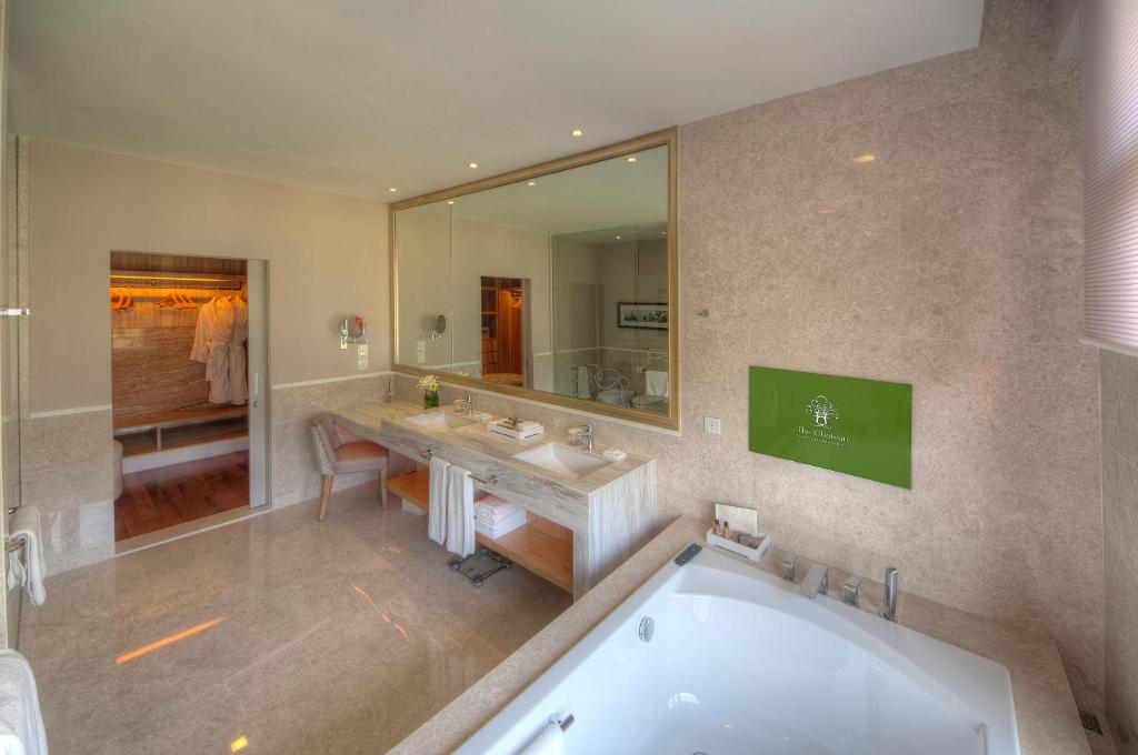 Koupelna v ubytování The Chateau Spa & Wellness Resort