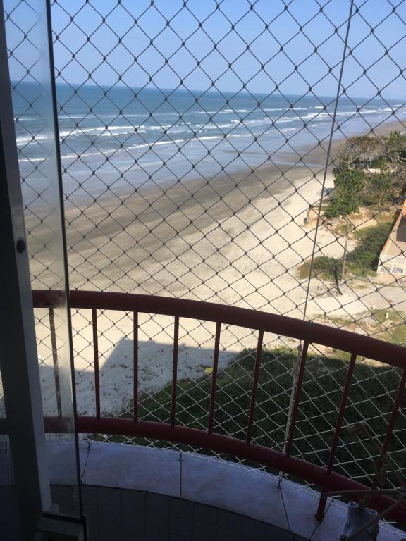 a view of the beach from a balcony at Apartamento pé na areia in Itanhaém