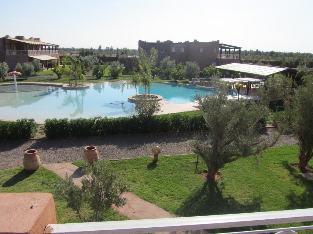 A view of the pool at Résidence Habiba or nearby