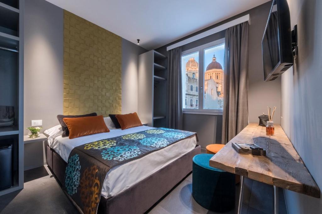 una piccola camera con letto e finestra di Slo Design House a Marsala