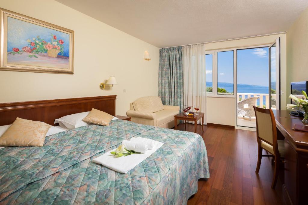 A bed or beds in a room at Hotel Villa Bacchus
