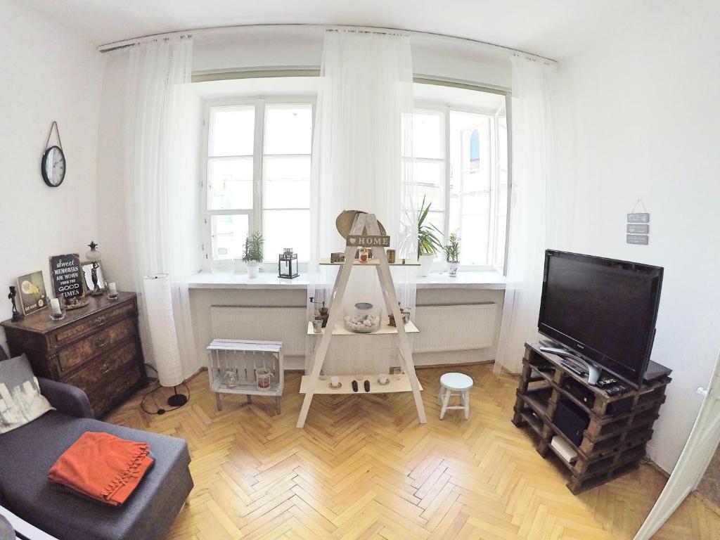 Televízia a/alebo spoločenská miestnosť v ubytovaní Old Town Heart