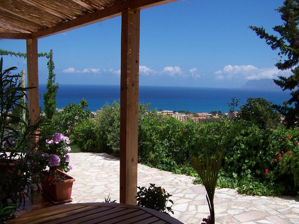 カステッランマーレ・デル・ゴルフォにあるAzzurra Cielomareの海の景色を望むパーゴラ
