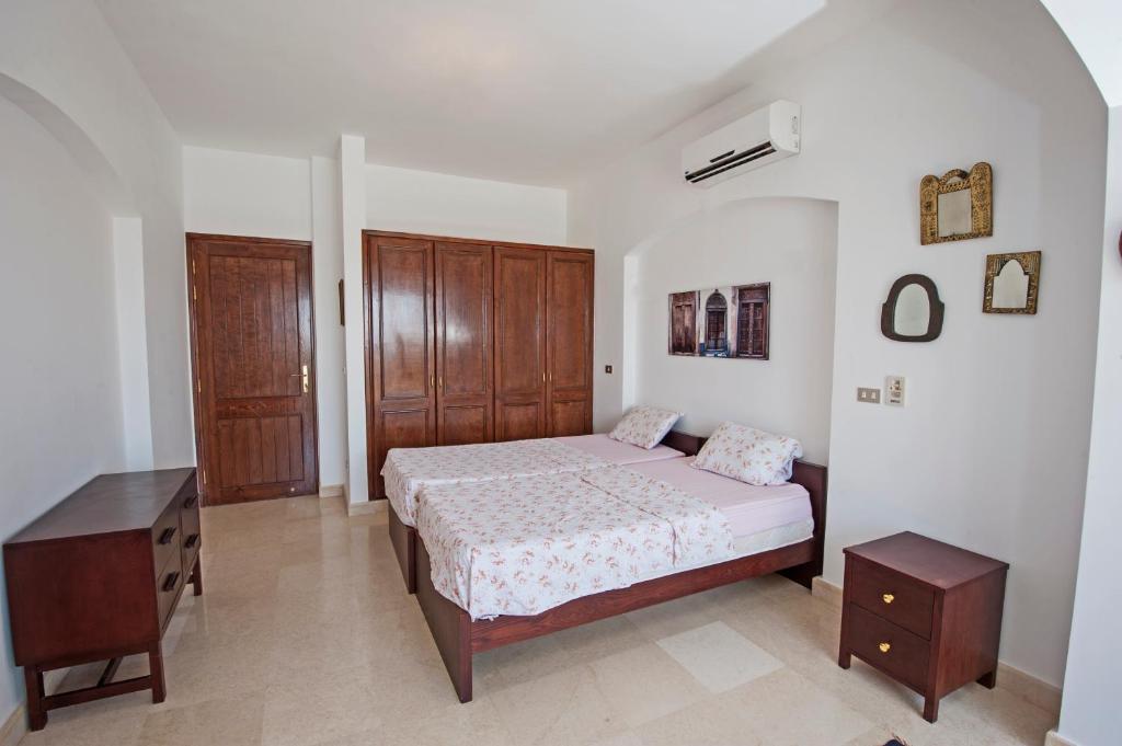 A bed or beds in a room at Apartment Overlooking Pool & Lagoon for Rent in Sabina El Gouna Egypt