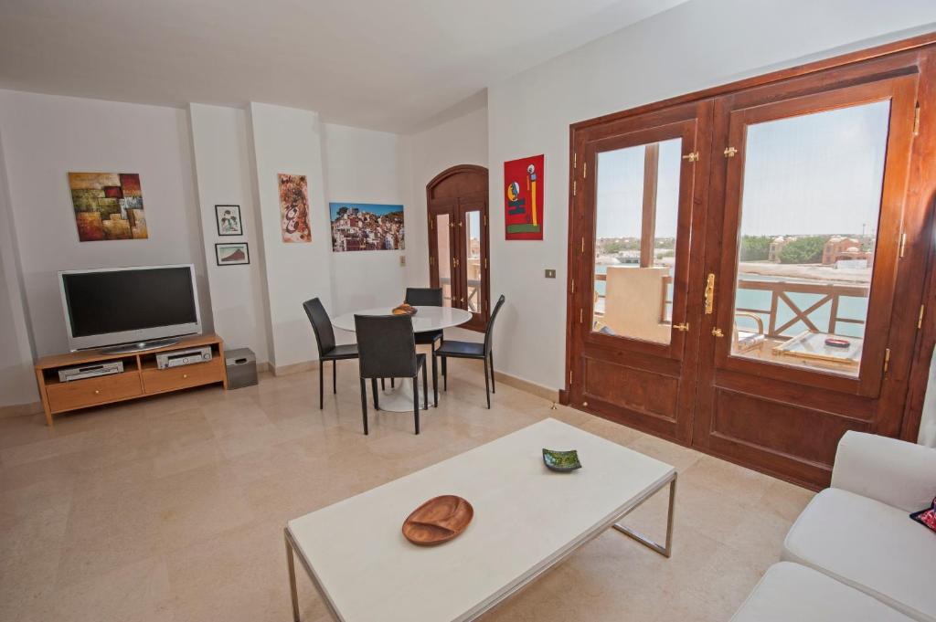 A television and/or entertainment centre at Apartment Overlooking Pool & Lagoon for Rent in Sabina El Gouna Egypt
