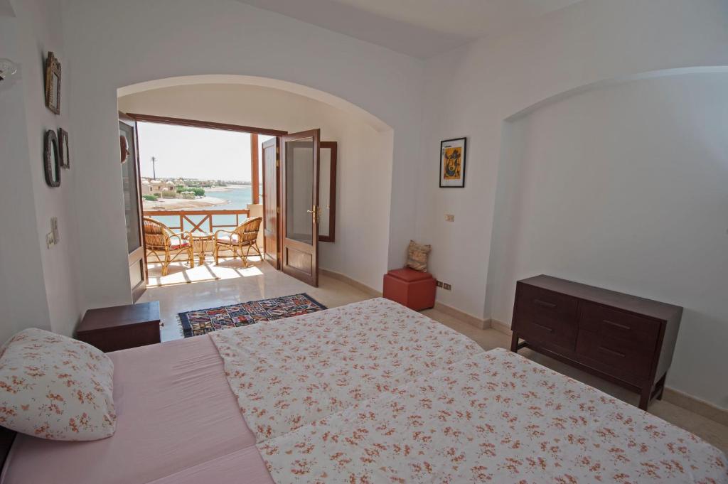 A bed or beds in a room at Apartment Overlooking Pool & Lagoon for Rent in Sabina El Gouna Egypt
