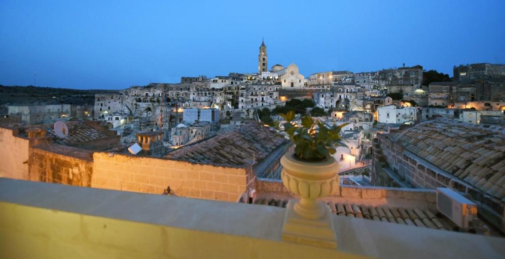 マテーラにあるAntica Dimora Storica La Finestra Sul Campanileの屋根から市街の景色を望む