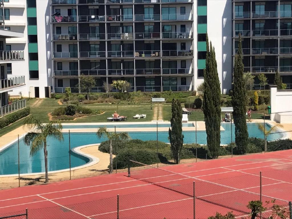 ヴィラモウラにあるVilamoura - Apartamento Luxo Praia e Golfの建物前のテニスコート