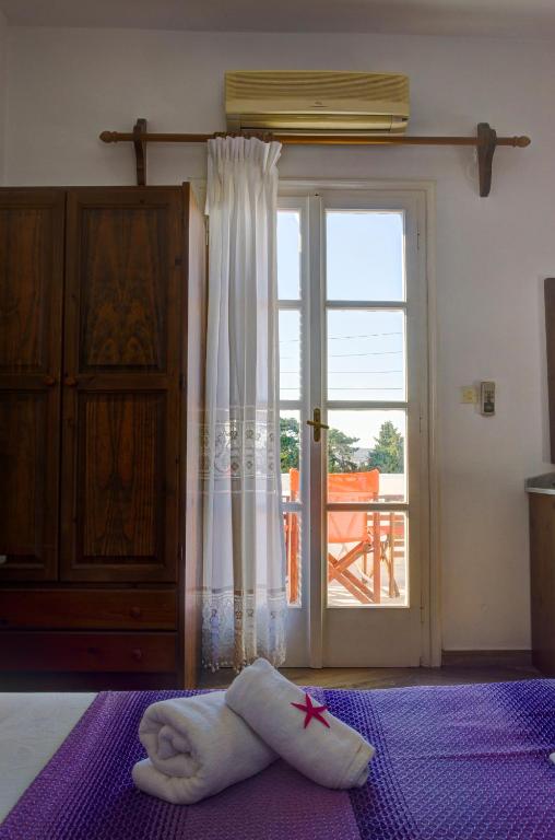 Postel nebo postele na pokoji v ubytování Angeliki's Studios Paros