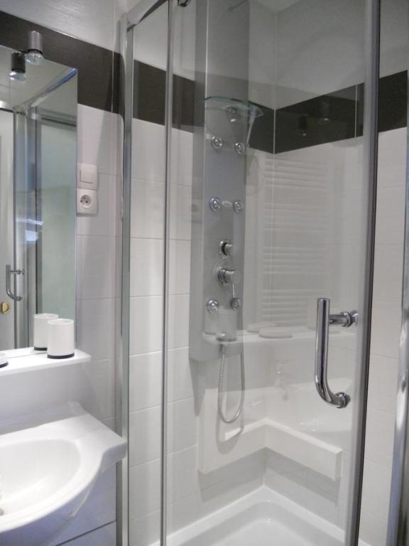 
Family Room (2 Adults + 2 Children)
