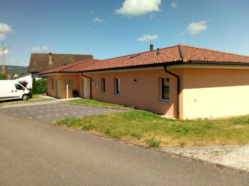 a building on the side of a road at Bed and Breakfast Villa Hallau in Hallau