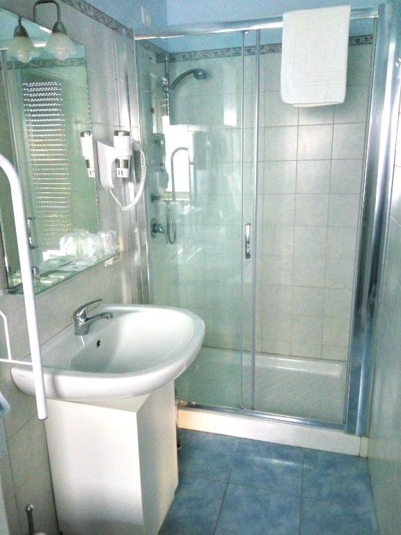 A bathroom at Michelangelo Rooms