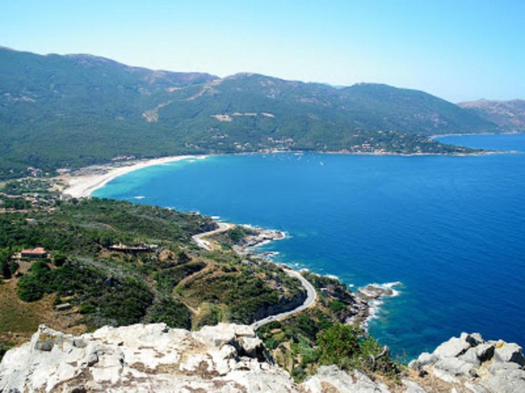 una vista aérea de una playa y el océano en Residence Sejoina, en Calcatoggio