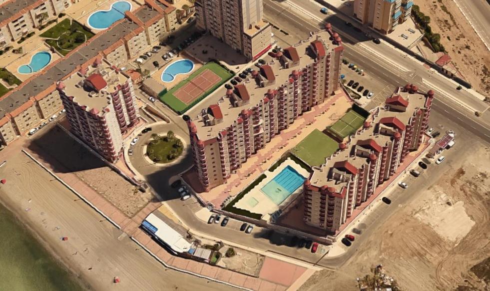 una vista aérea de una ciudad con edificios y una calle en Apartamentos Las Palmeras V.v. en La Manga del Mar Menor