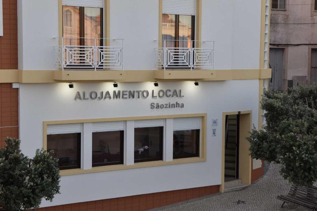 um edifício com um sinal que lê albuquerque marriott hospital em Hospedaria Sãozinha em Figueira da Foz