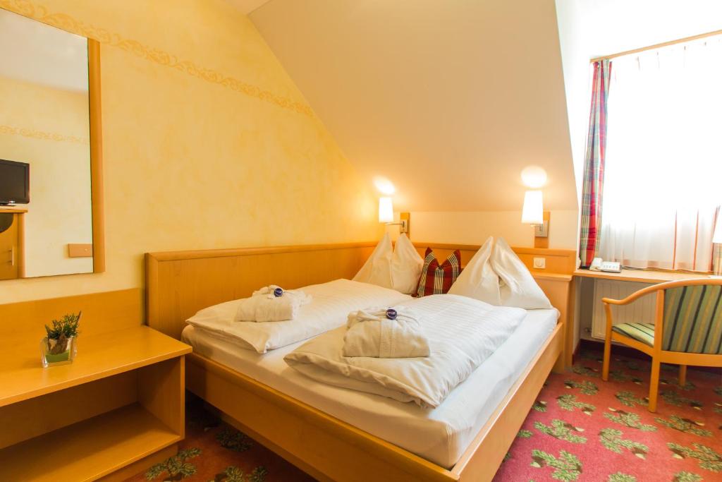 Postel nebo postele na pokoji v ubytování Landhotel Drei Eichen