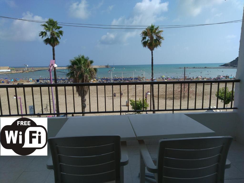 una mesa y sillas con vistas a la playa en Apartamento céntrico en primera linea de playa, en Peñíscola