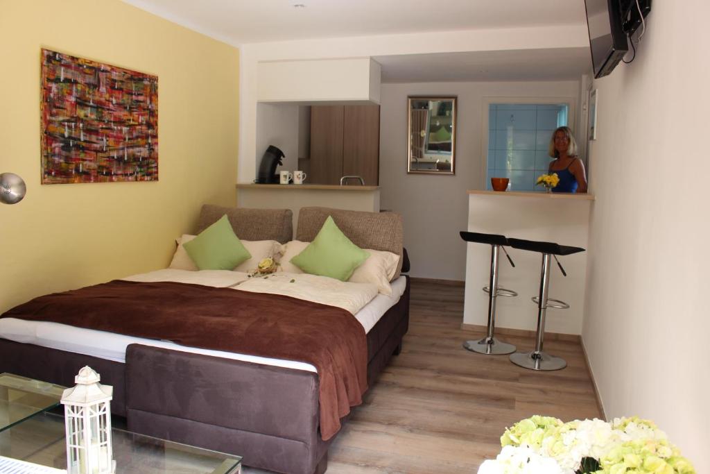 een slaapkamer met een groot bed in een kamer bij AusZeit Nähe Airport in Kleineichen