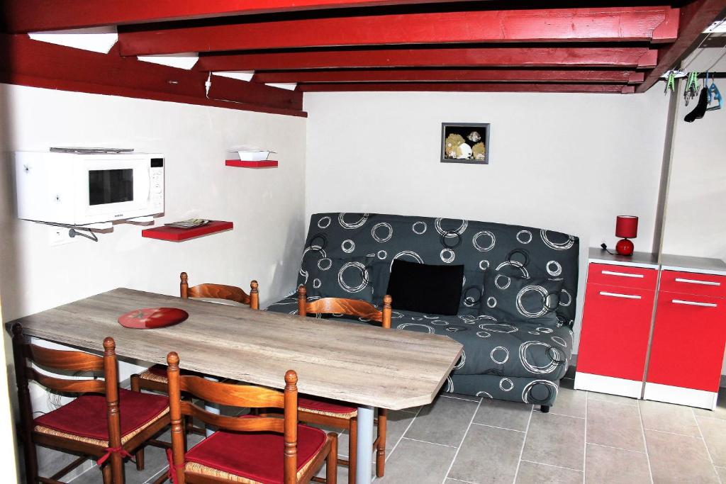 cocina y comedor con mesa y sillas en Gîte Fleur de Mer La Rochelle, en Puilboreau