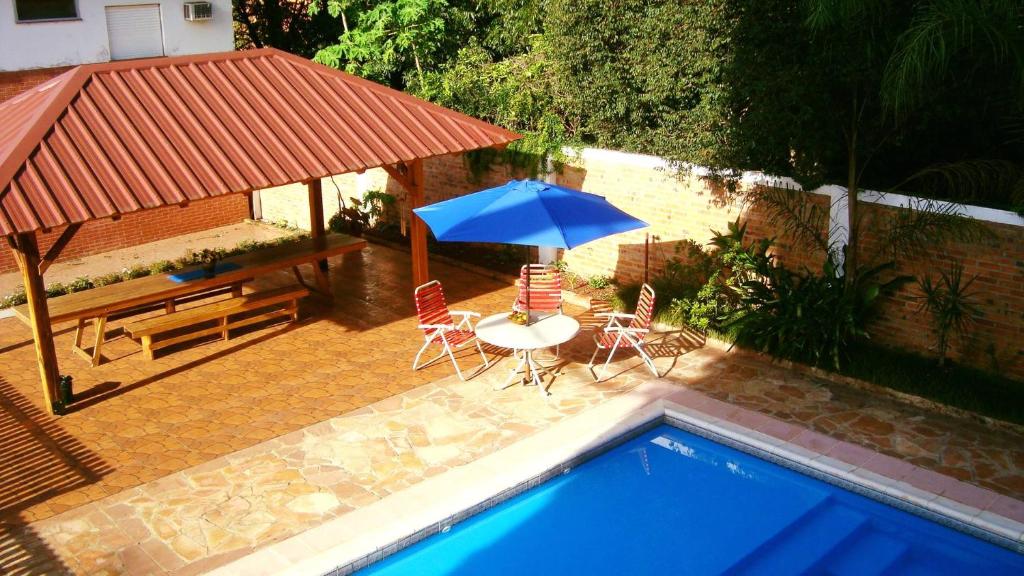 Vista sulla piscina di Hotel Ideal o su una piscina nei dintorni