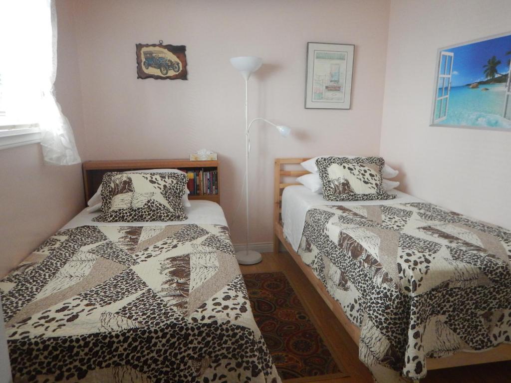 Postel nebo postele na pokoji v ubytování Clean and Quiet 2 bdr 2 bthr private entrance entire guests suite near Coquitlam Center mall and skytrain
