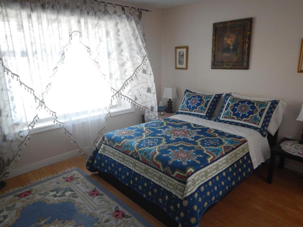 Postel nebo postele na pokoji v ubytování Clean and Quiet 2 bdr 2 bthr private entrance entire guests suite near Coquitlam Center mall and skytrain