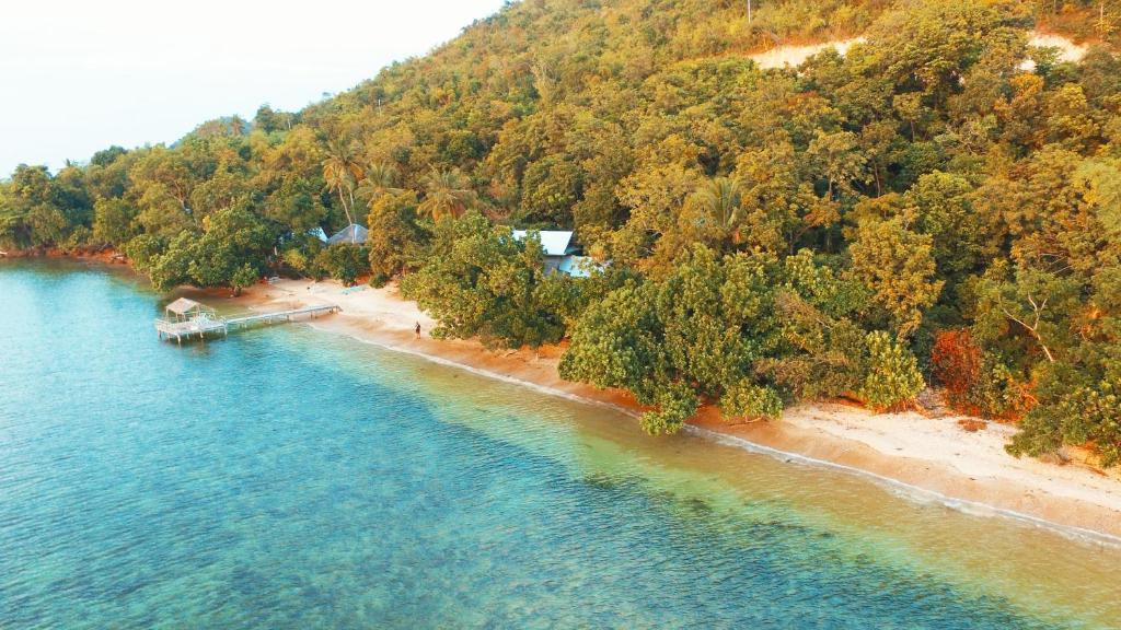 una vista aérea de una playa con un barco en el agua en Alam Indah Busuanga Beach and Villas, en Busuanga