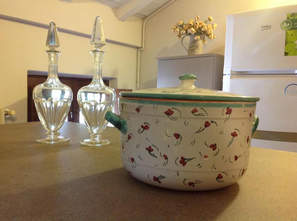 deux verres à vin et un pot sur une table dans l'établissement La casa di Enea, à Goito