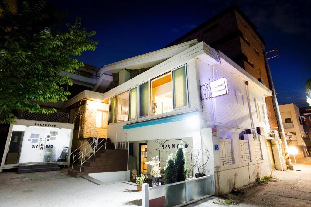 una tienda frente a un edificio por la noche en SISnBRO Guesthouse, en Seúl