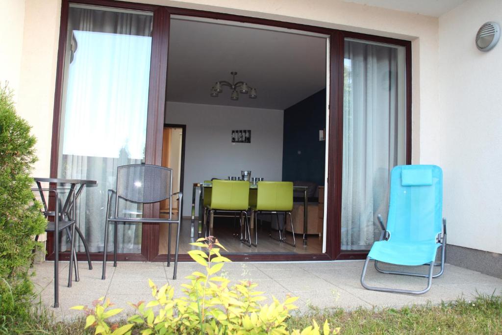 a patio with chairs and a table in a house at Apartamenty Morskie Perła i Bursztyn in Jastrzębia Góra