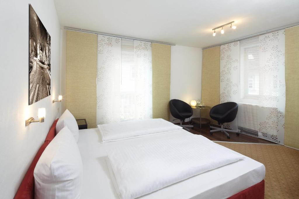 Postel nebo postele na pokoji v ubytování Hotel zur Post