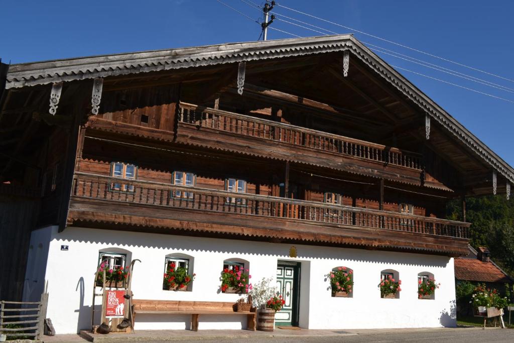 een gebouw met een balkon erboven bij Bauernhof Kaspergut in Kirchberg bei Mattighofen