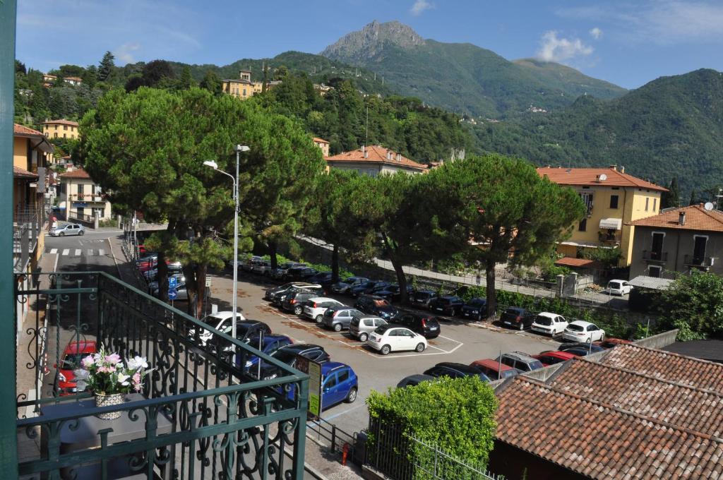 uma vista de um parque de estacionamento com carros estacionados em Valentina Apartment em Menaggio