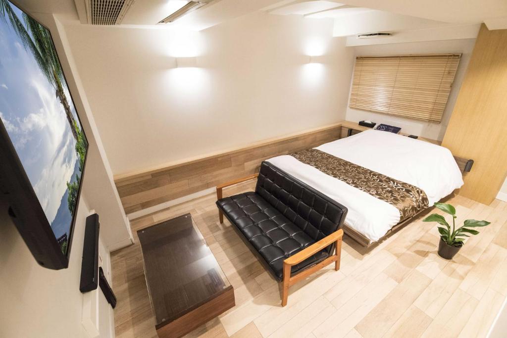 Un pat sau paturi într-o cameră la HOTEL ATLAS Shinkabukicho (Adult Only)