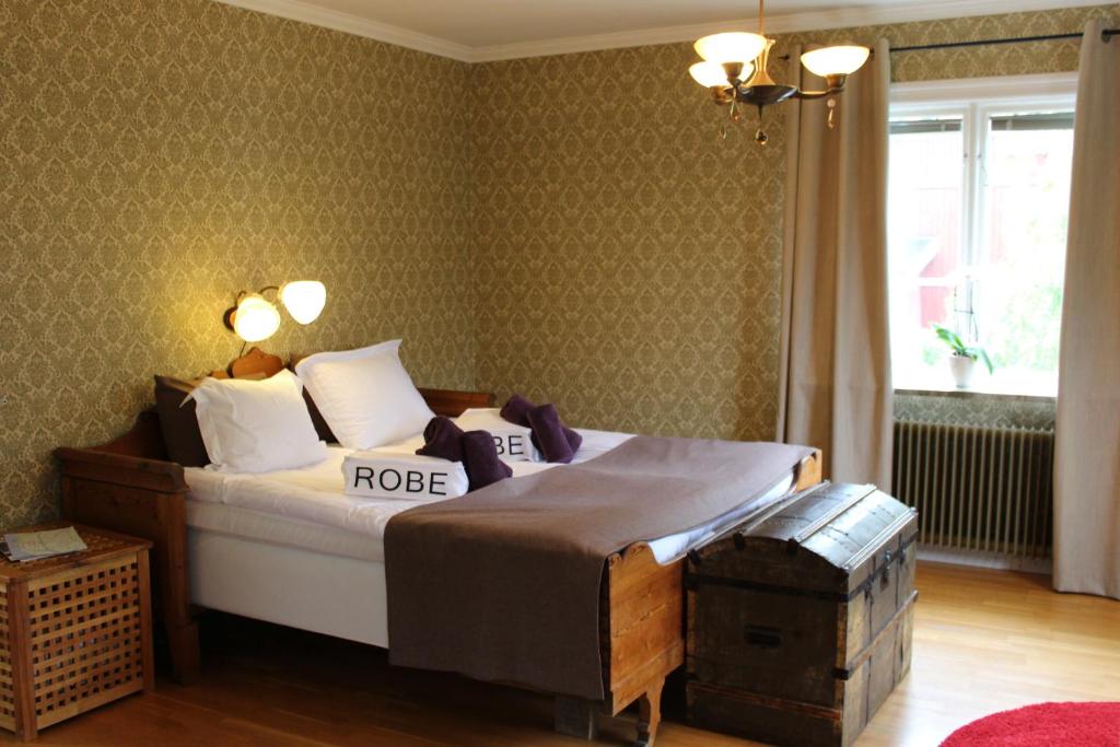 ein Schlafzimmer mit einem Bett und einem Fenster sowie ein Zimmer mit einem Aokedokedoked in der Unterkunft B&B på Frösön in Östersund