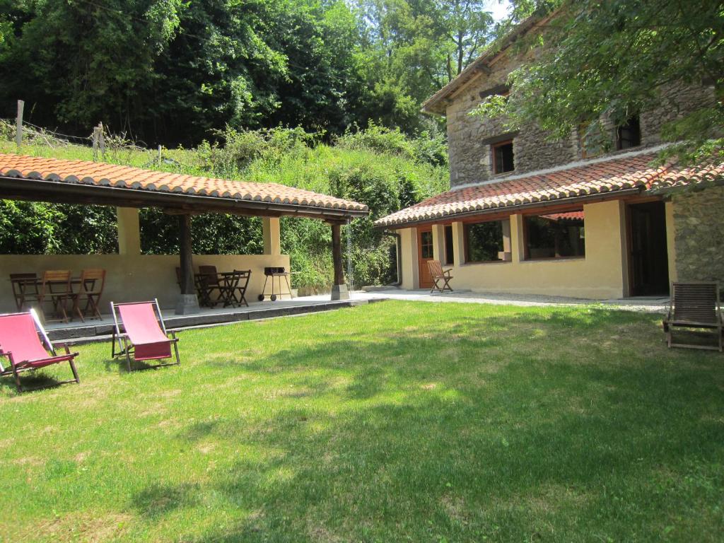 un patio con sillas y un edificio con patio en Casa Rural Goikola, en Deba