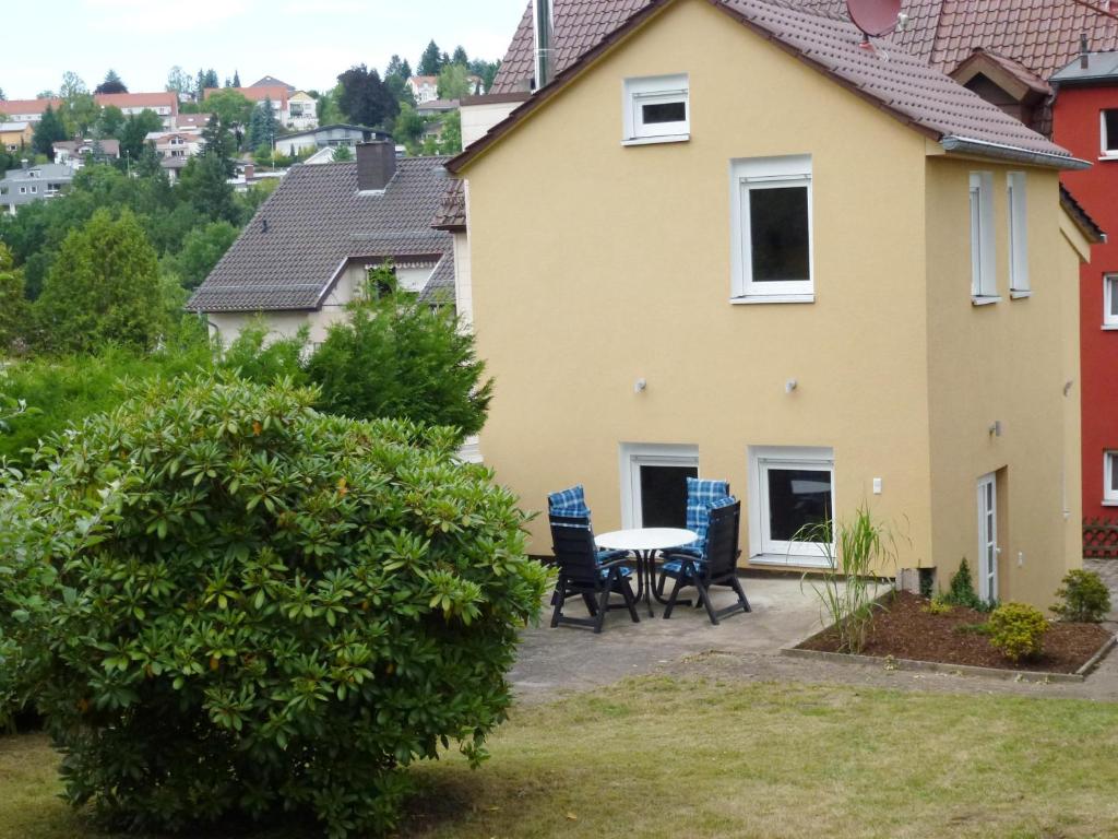プフォルツハイムにあるFerienhaus im Nordschwarzwaldのテーブルと椅子が備わる家の景色を望めます。