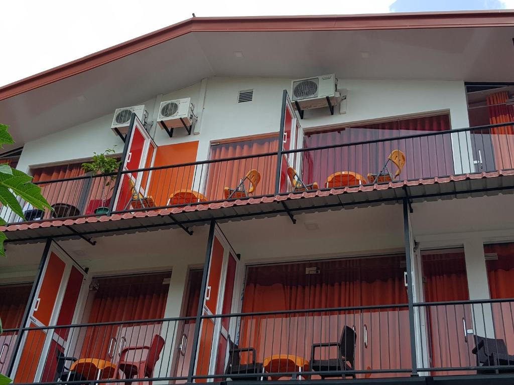un edificio con sillas y mesas en el balcón en Thambili Island @ Stubbs en Colombo