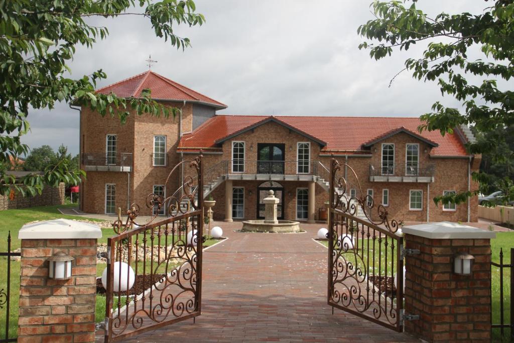 an entrance to a large brick house with a gate at Kur-& Landhotel Borstel - Treff in Dabel