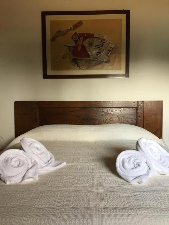 ガルダにあるWelcome Traveller MERLO NERO APARTMENTSのベッド(タオル付)が備わります。