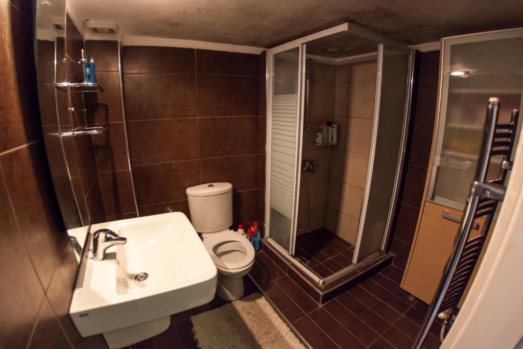 A bathroom at Velis apartment Thessaloniki