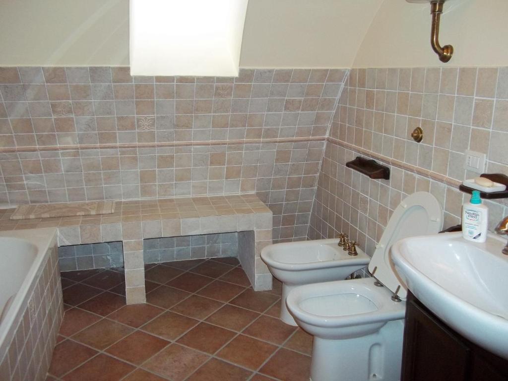 A bathroom at Il Mulino in Maremma
