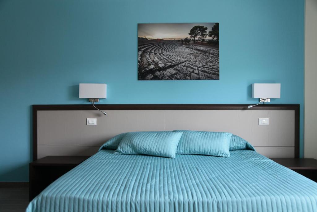 una camera da letto con una luce blu sopra un letto di Sud Est B&B a Palazzolo Acreide