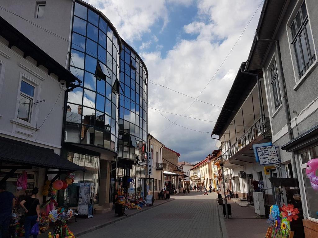 Une rue vide dans une ville avec de nombreux bâtiments dans l'établissement SkyRoomsHorezu, à Horezu