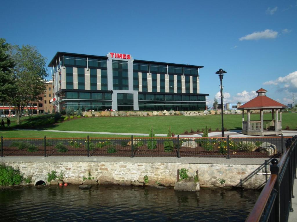 un edificio con un puente sobre un cuerpo de agua en Grand Hotel Times Sherbrooke en Sherbrooke