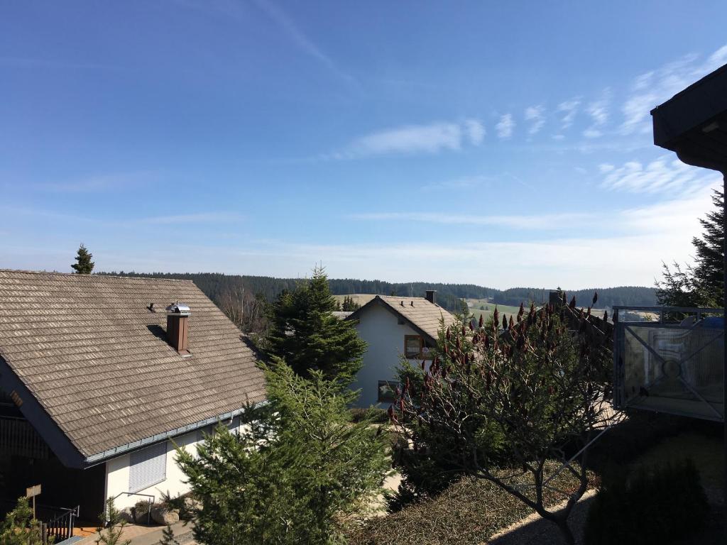 vistas a una casa con techo en schwarzwald-apartment, en Schönwald