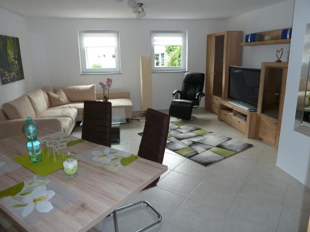 een woonkamer met een bank en een tafel bij Ferienwohnung Seyser in Gottmadingen