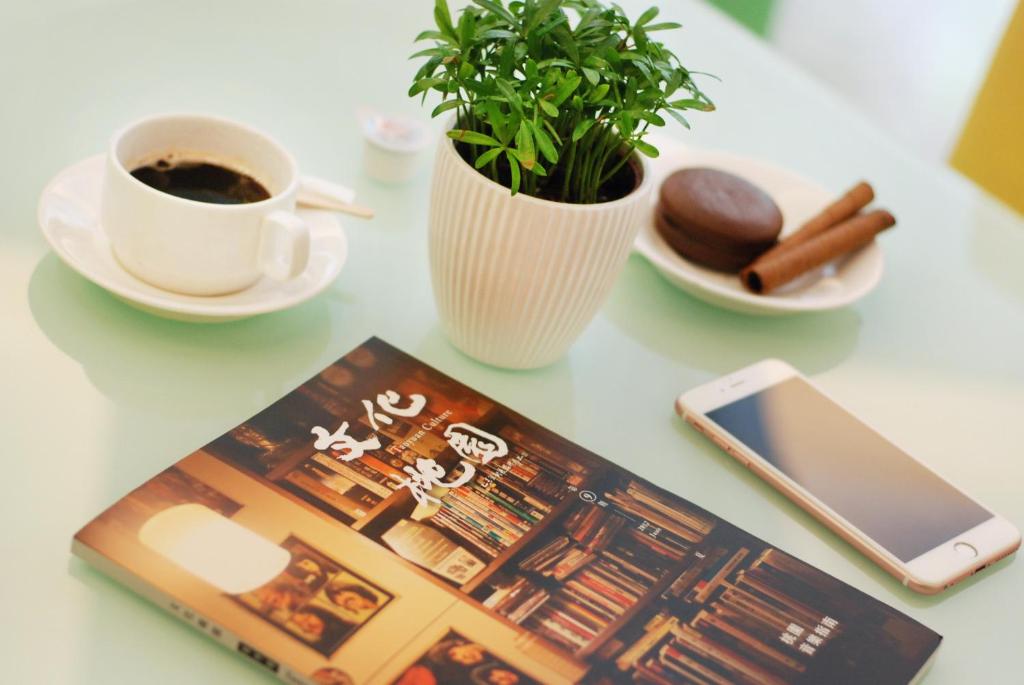 Příslušenství pro přípravu čaje a kávy v ubytování Century Hotel Taoyuan